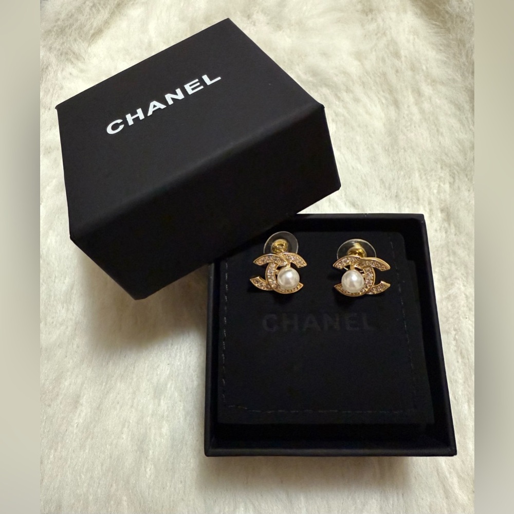 Pearl CC Style Fashion Jewelry Earrings in Gold-tone